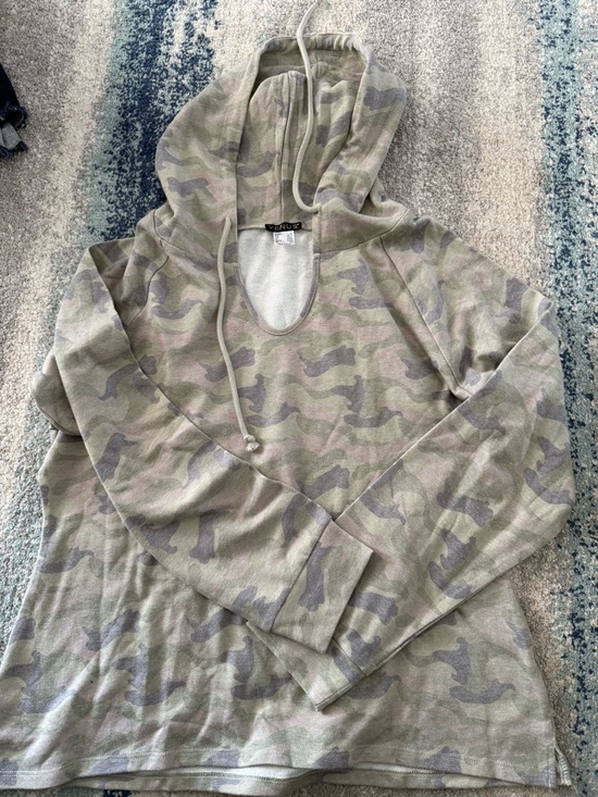VENUS Other - VENUS Green & Gray Camo Hooded Pullover